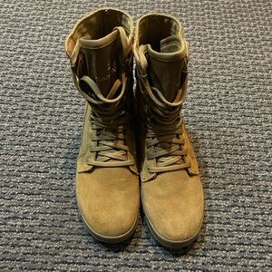 Like new Garmont T8 Bifida combat boots. Size 10 Men